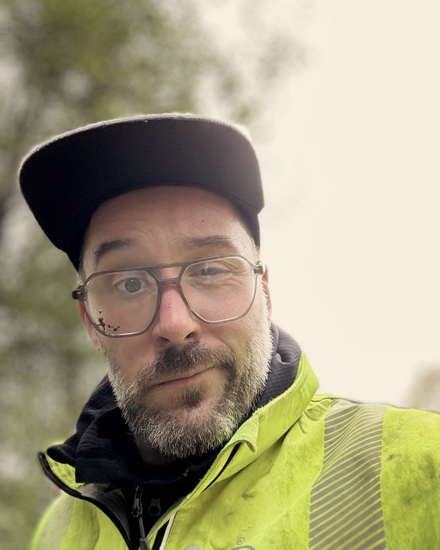 Josua Hundertmark nach der Arbeit, Dreck auf der Brille